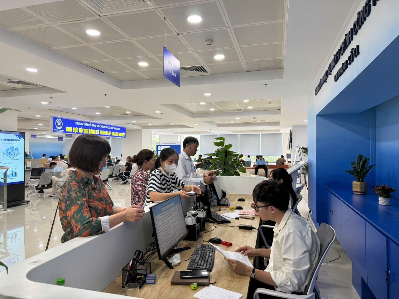 Hà Nội công khai địa điểm tiếp nhận thủ tục hành chính thuộc UBND 126 xã/phường và 30 điểm tiếp nhận của 12 Chi nhánh thuộc Trung tâm Phục vụ hành chính công Thành phố, thông tin đường dây nóng hỗ trợ người dân, doanh nghiệp- Ảnh 1.