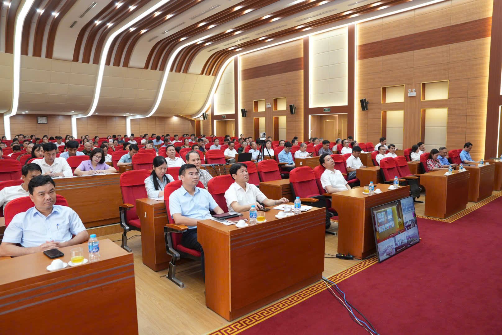 Đại biểu Quốc hội đơn vị bầu cử số 4 tiếp xúc cử tri các xã, phường sau kỳ họp thứ 9, Quốc hội khóa XV- Ảnh 1.