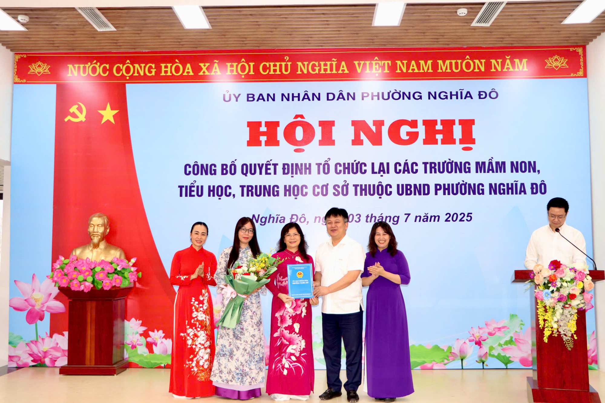 Hội nghị công bố các quyết định tổ chức lại các trường công lập trên địa bàn phường Nghĩa Đô- Ảnh 1.