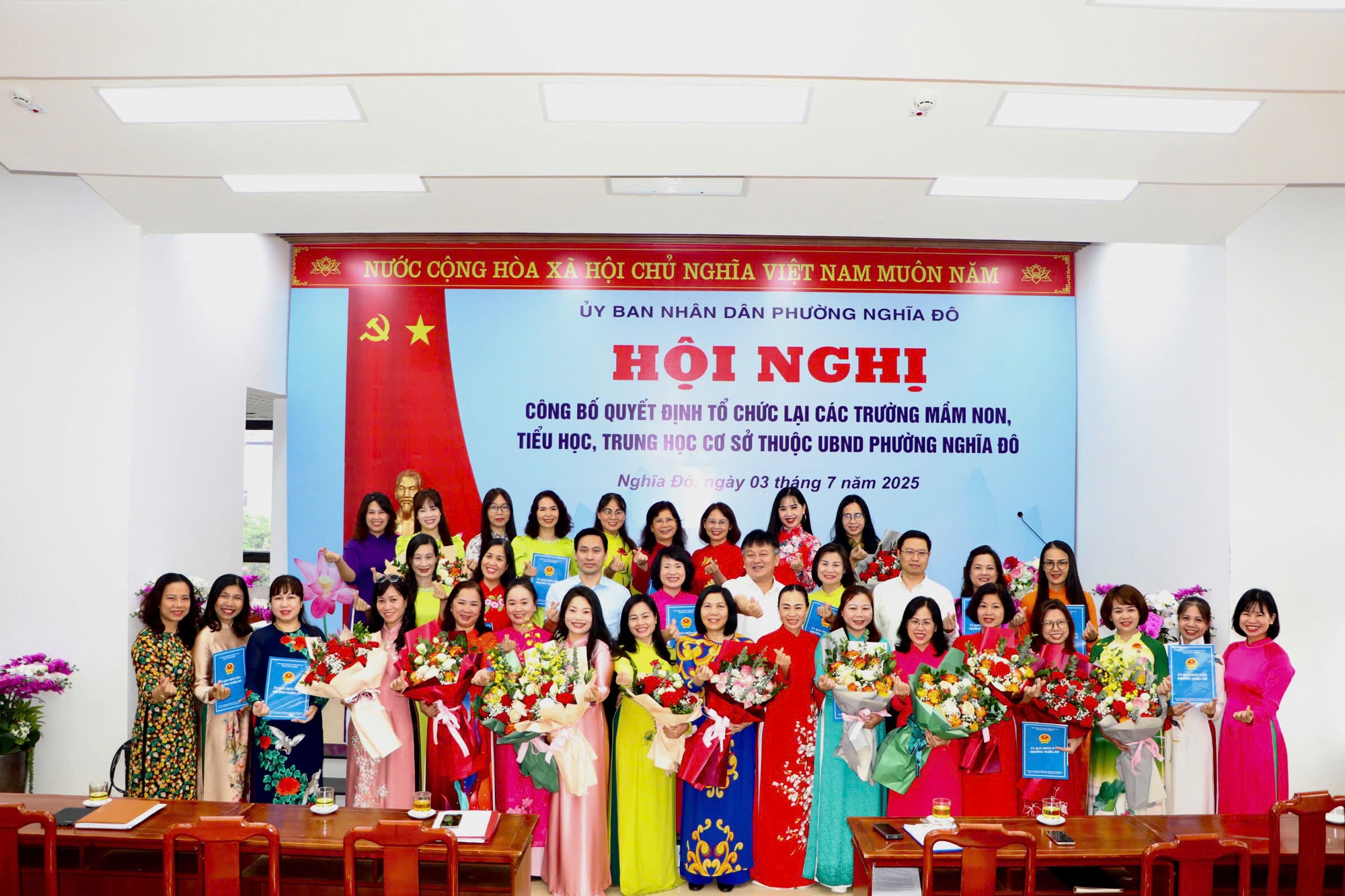Hội nghị công bố các quyết định tổ chức lại các trường công lập trên địa bàn phường Nghĩa Đô- Ảnh 2.
