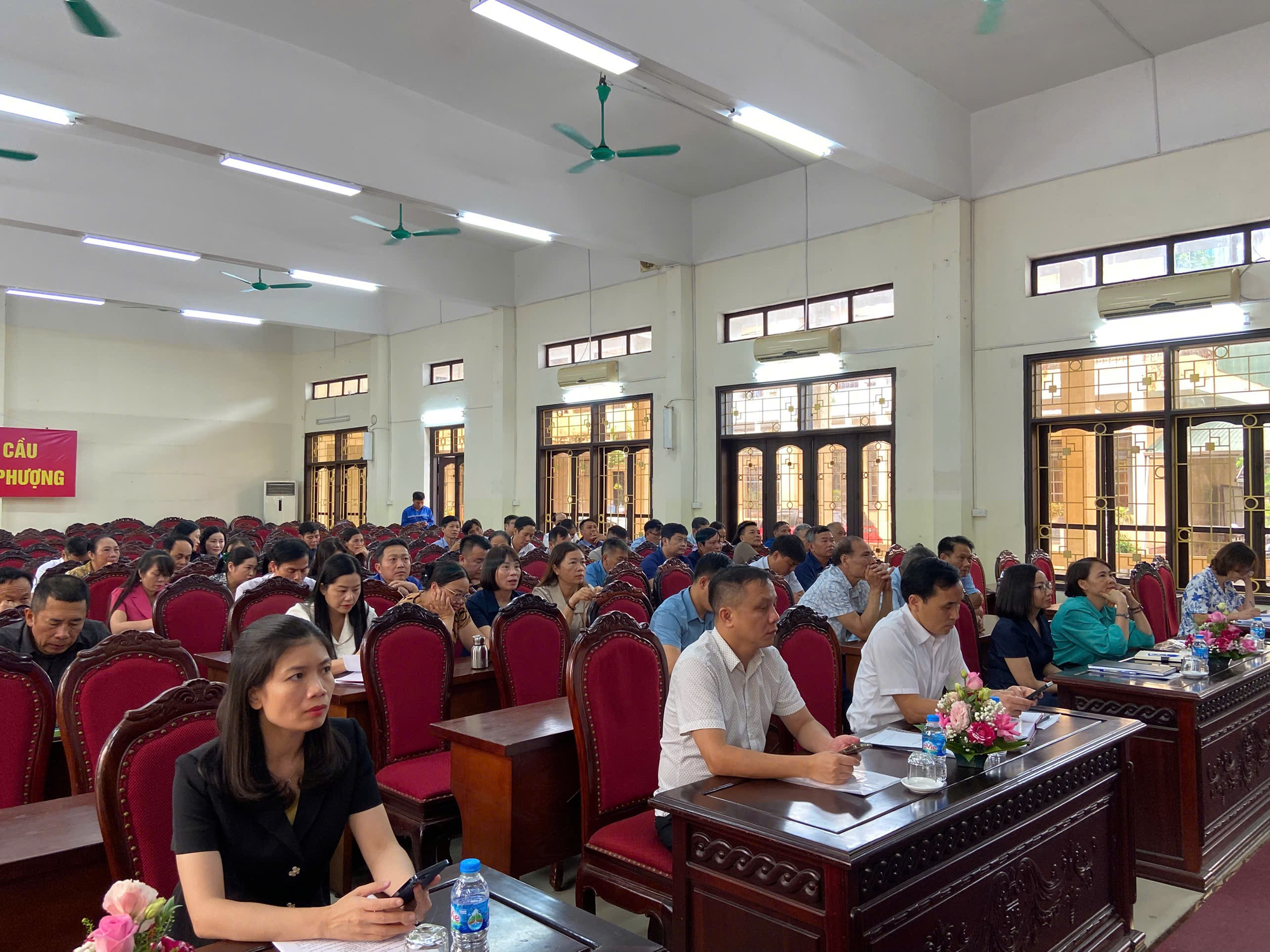 Đoàn đại biểu Quốc hội thành phố Hà Nội tiếp xúc cử tri sau kỳ họp thứ chín Quốc hội khóa XV.- Ảnh 2.