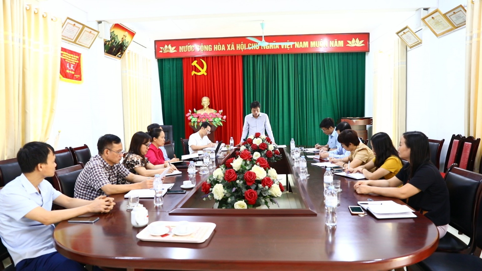 Chủ tịch UBND xã Sơn Đồng làm việc với Trung tâm Văn hóa - Thông tin và Thể thao xã về triển khai thực hiện nhiệm vụ tháng 7- Ảnh 1.