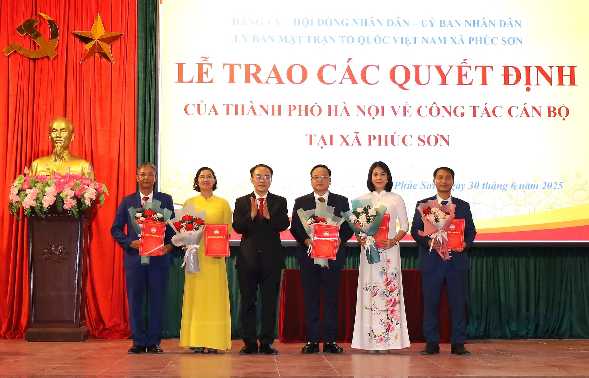 Công bố thành lập Đảng bộ và các chức danh cán bộ xã Phúc Sơn- Ảnh 4.