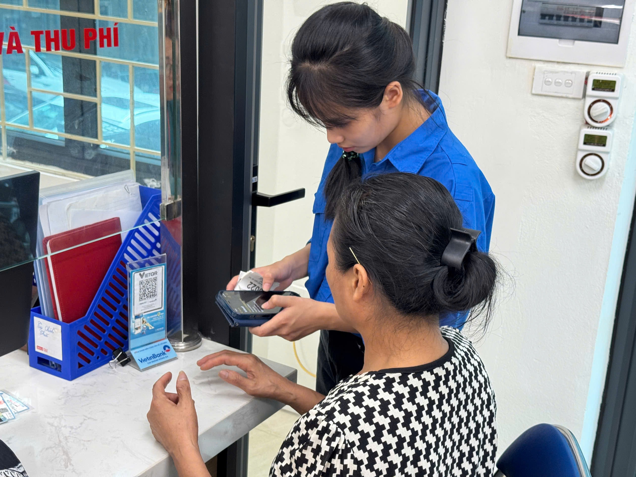ĐIỂM TIẾP NHẬN PHỤC VỤ HÀNH CHÍNH CÔNG PHƯỜNG VĂN MIẾU- QUỐC TỬ GIÁM NHỮNG NGÀY ĐẦU THỰC HIỆN MÔ HÌNH CHÍNH QUYỀN HAI CẤP- Ảnh 5.