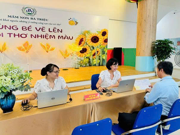 Không khí náo nhiệt trong mùa tuyển sinh trực tuyến cấp học Mầm non năm học 2025 - 2026 tại phường Cửa Nam- Ảnh 1.