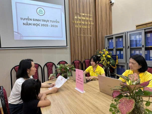 Không khí náo nhiệt trong mùa tuyển sinh trực tuyến cấp học Mầm non năm học 2025 - 2026 tại phường Cửa Nam- Ảnh 2.
