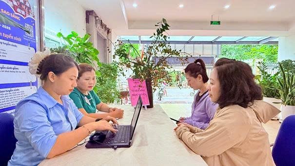 Không khí náo nhiệt trong mùa tuyển sinh trực tuyến cấp học Mầm non năm học 2025 - 2026 tại phường Cửa Nam- Ảnh 4.