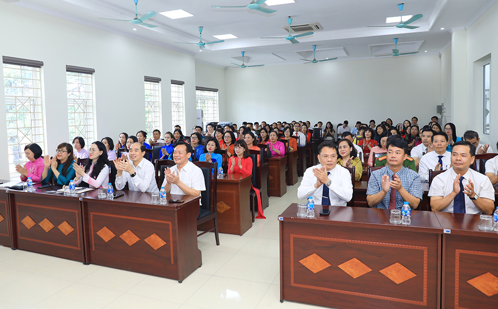 Phường Hồng Hà công bố các quyết định về tổ chức bộ máy và công tác cán bộ- Ảnh 1.