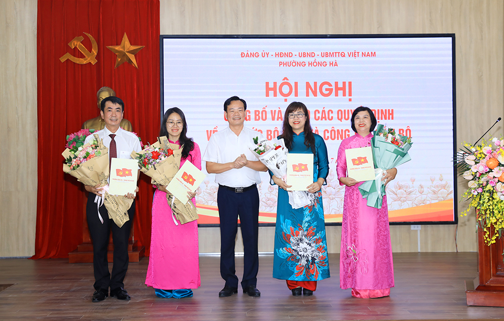 Phường Hồng Hà công bố các quyết định về tổ chức bộ máy và công tác cán bộ- Ảnh 2.
