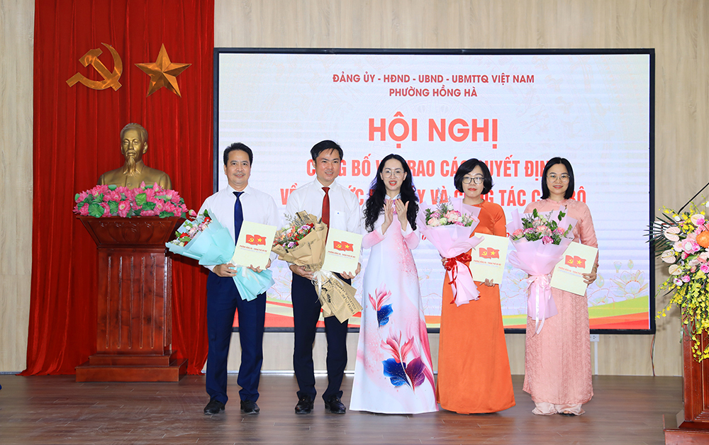 Phường Hồng Hà công bố các quyết định về tổ chức bộ máy và công tác cán bộ- Ảnh 3.