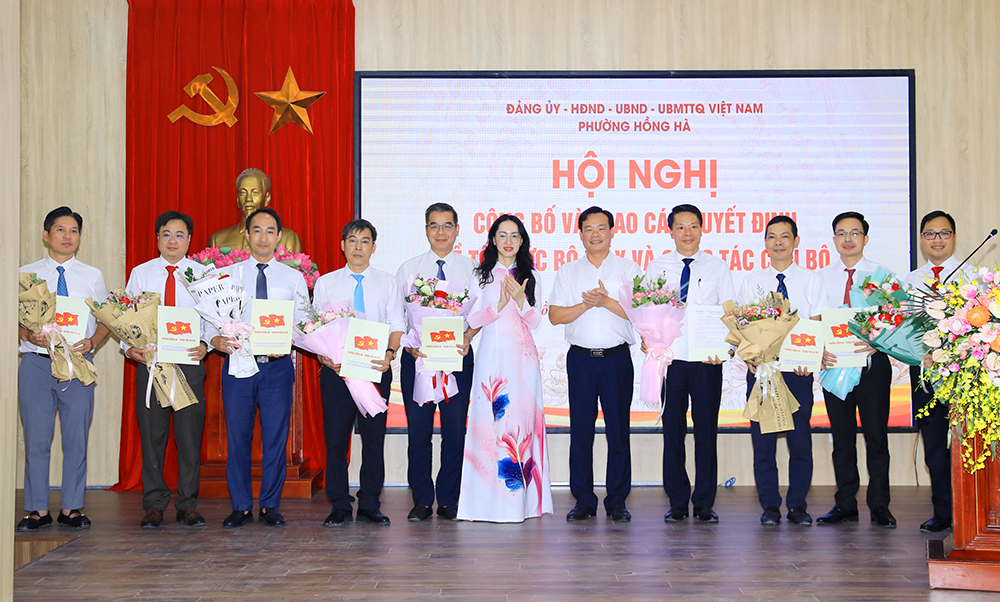 Phường Hồng Hà công bố các quyết định về tổ chức bộ máy và công tác cán bộ- Ảnh 4.