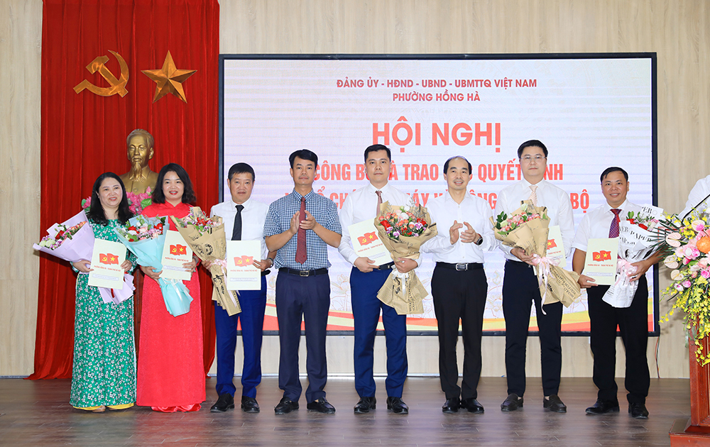 Phường Hồng Hà công bố các quyết định về tổ chức bộ máy và công tác cán bộ- Ảnh 5.