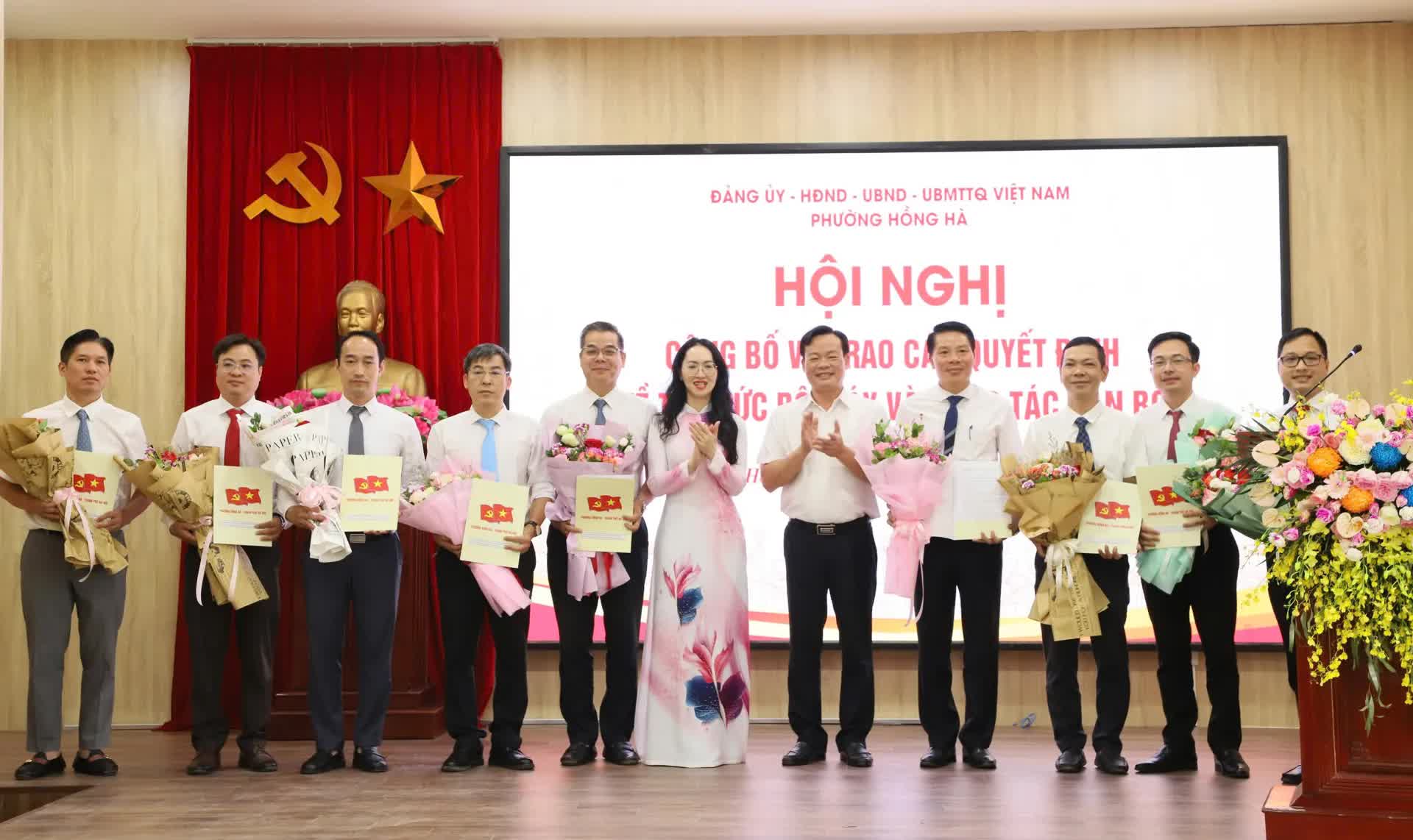 Phường Hồng Hà công bố, trao quyết định về tổ chức bộ máy và công tác cán bộ- Ảnh 1.