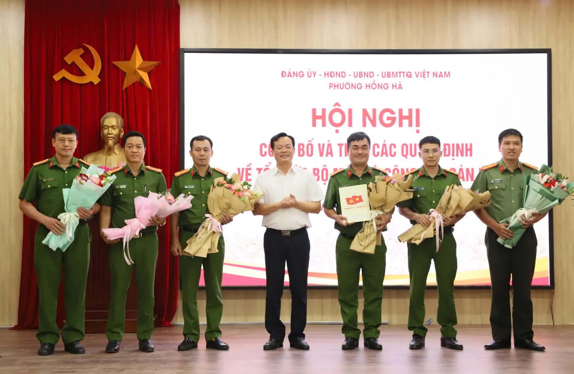 Phường Hồng Hà công bố, trao quyết định về tổ chức bộ máy và công tác cán bộ- Ảnh 2.