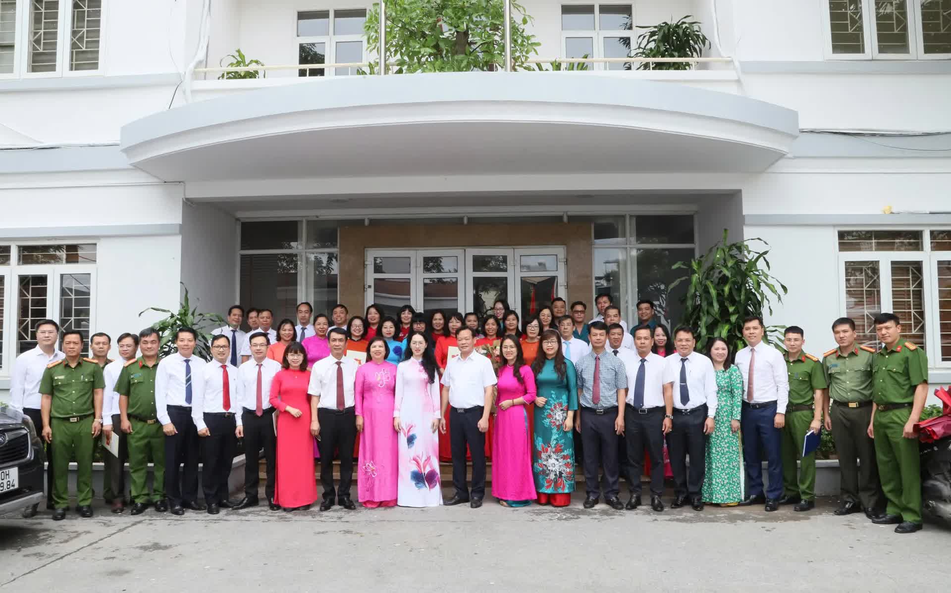 Phường Hồng Hà công bố, trao quyết định về tổ chức bộ máy và công tác cán bộ- Ảnh 3.