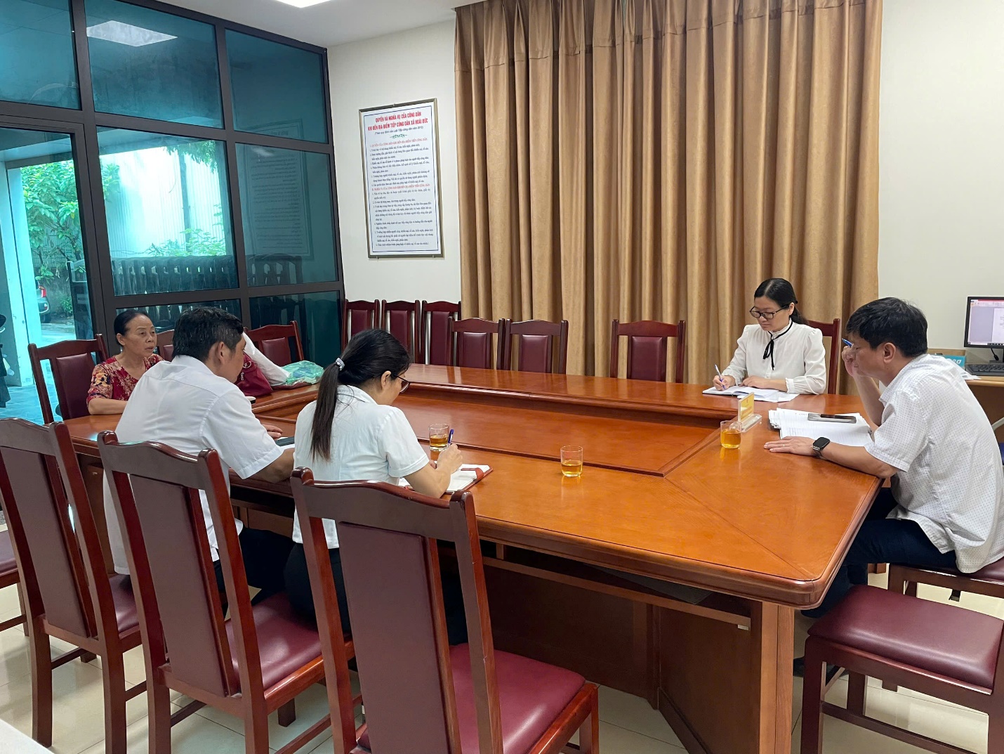 Đồng chí Nguyễn Huy Hoàng – Phó Bí thư Đảng uỷ, Chủ tịch UBND xã Hoài Đức tiếp công dân định kỳ tháng 7- Ảnh 1.