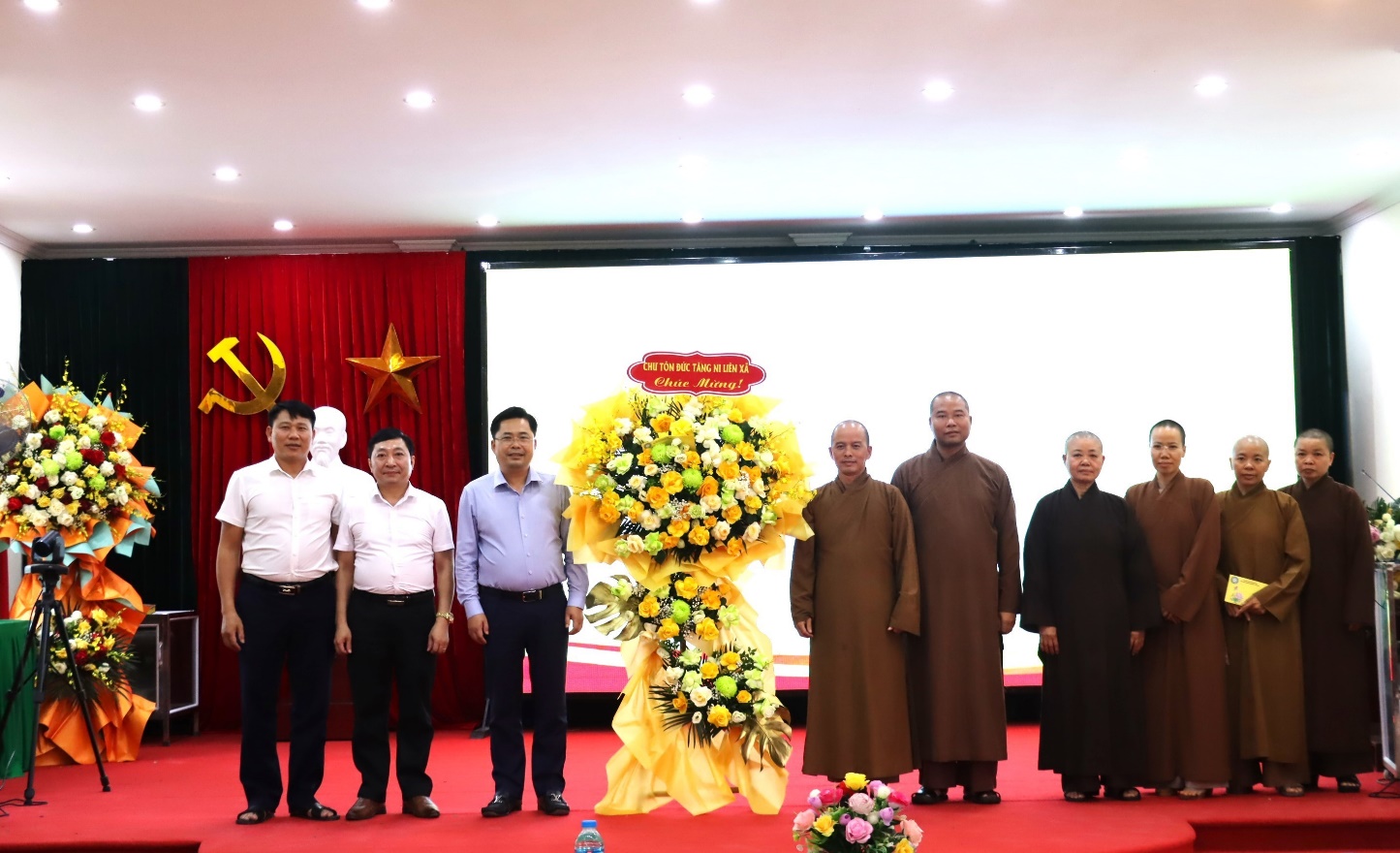 CHƯ TÔN ĐỨC TĂNG NI TRONG XÃ ĐẾN THĂM, TẶNG HOA CHÚC MỪNG XÃ ĐẠI XUYÊN- Ảnh 1.