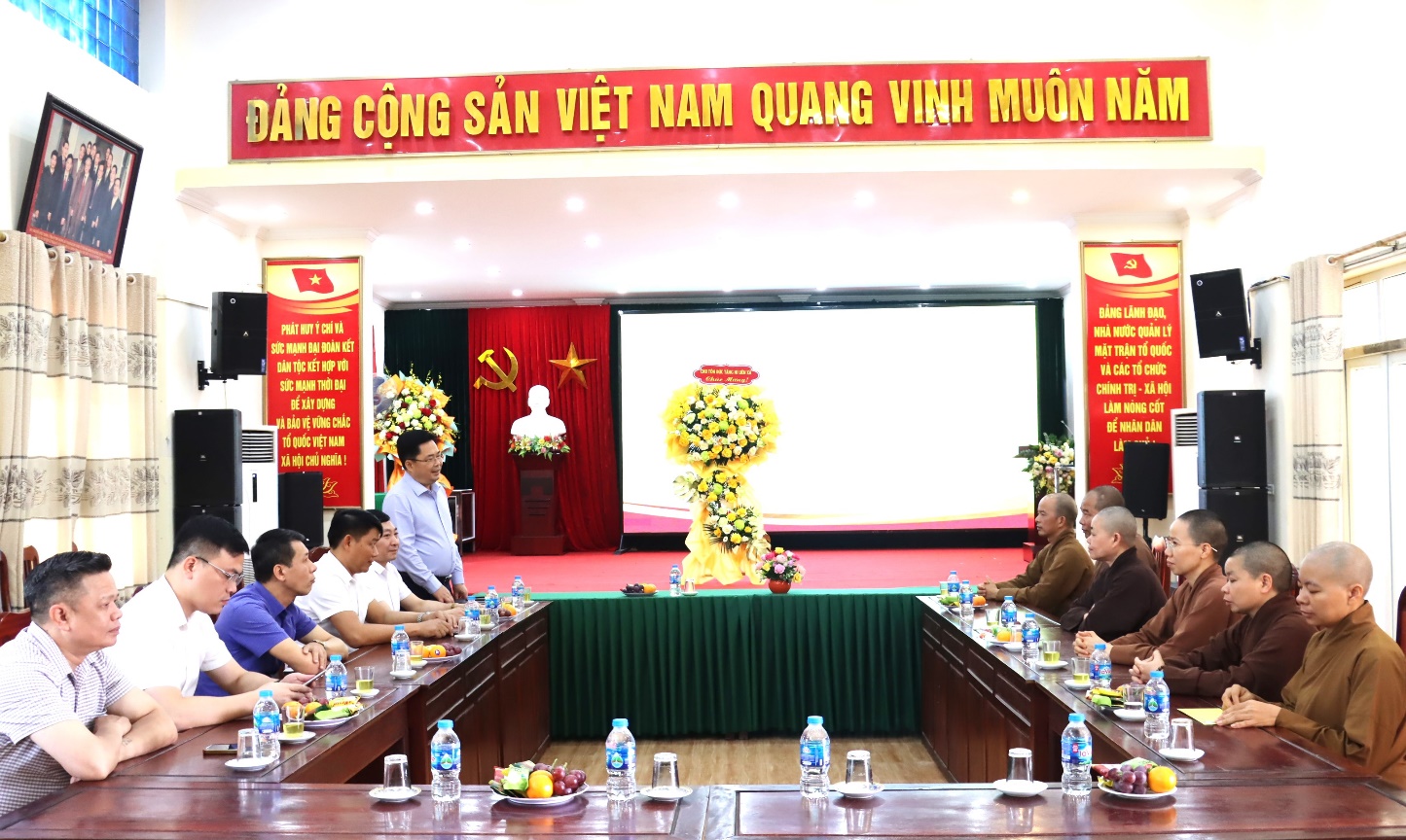 CHƯ TÔN ĐỨC TĂNG NI TRONG XÃ ĐẾN THĂM, TẶNG HOA CHÚC MỪNG XÃ ĐẠI XUYÊN- Ảnh 2.