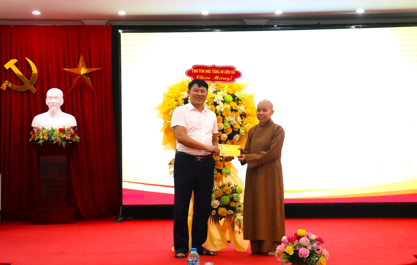 CHƯ TÔN ĐỨC TĂNG NI TRONG XÃ ĐẾN THĂM, TẶNG HOA CHÚC MỪNG XÃ ĐẠI XUYÊN- Ảnh 3.