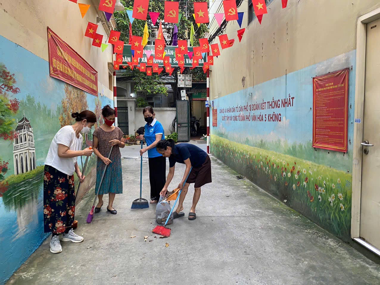 Có thể là hình ảnh về 4 người và văn bản