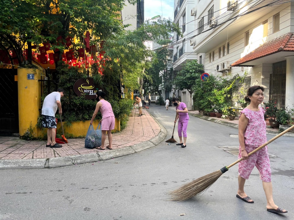 Hội LHPN phường Phương Liệt đồng loạt ra quân tổng vệ sinh môi trường- Ảnh 2.