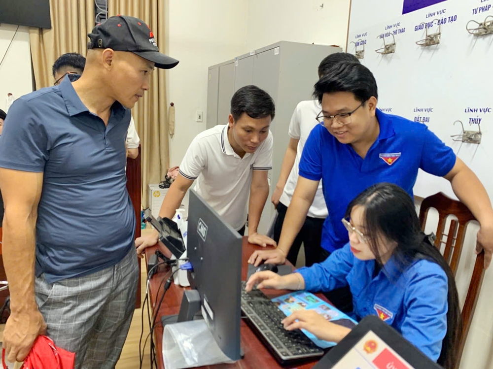 Tuổi trẻ xã Xuân Mai tích cực hỗ trợ người dân tại điểm Phục vụ hành chính công của xã Xuân Mai- Ảnh 1.