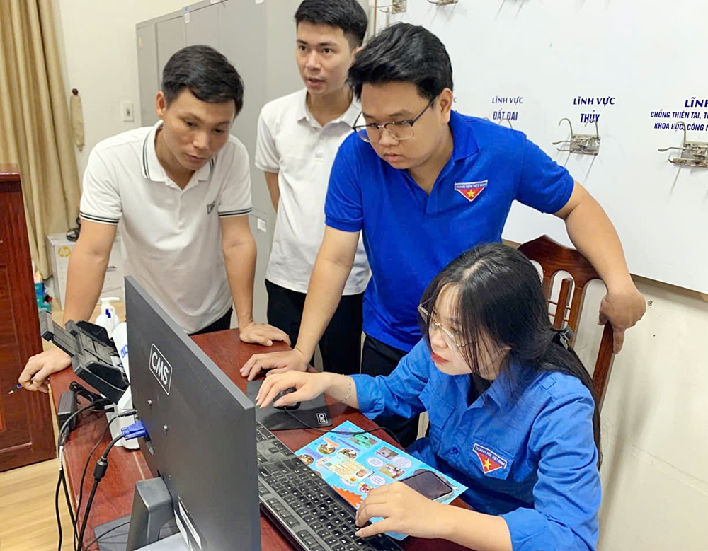 Tuổi trẻ xã Xuân Mai tích cực hỗ trợ người dân tại điểm Phục vụ hành chính công của xã Xuân Mai- Ảnh 2.