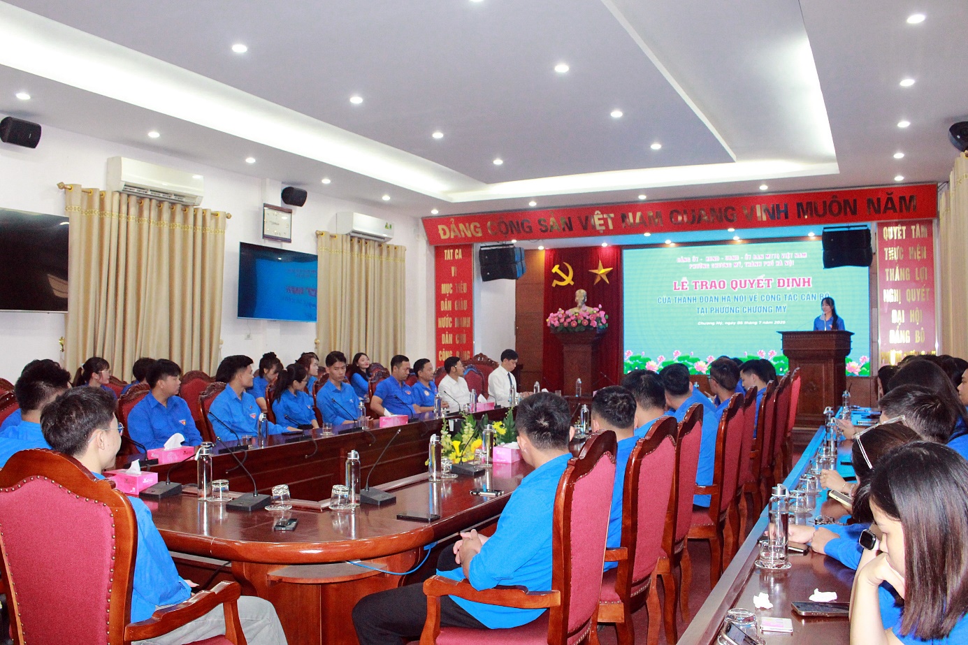 Lễ trao quyết định của Thành đoàn Hà Nội về công tác cán bộ tại phường Chương Mỹ- Ảnh 1.