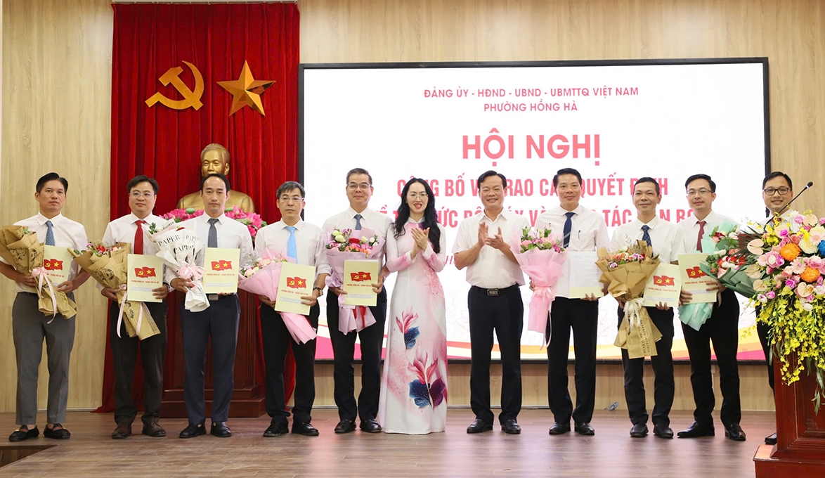 Hà Nội: Phường Hồng Hà tổ chức công bố, trao quyết định về tổ chức bộ máy- Ảnh 1.