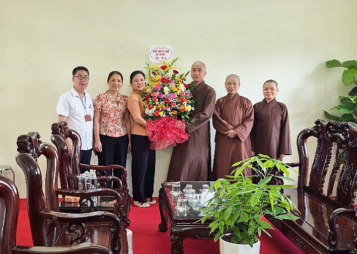 Đại diện Phật giáo xã Hòa Phú tặng hoa chúc mừng Đảng bộ, chính quyền xã Hòa Phú sau khi sắp xếp đơn vị hành chính- Ảnh 1.