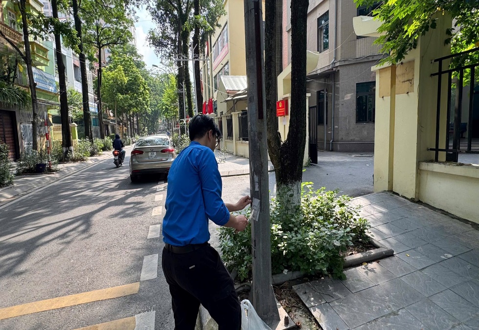 Có thể là hình ảnh về 2 người, xe segway, máy thu tiền đỗ xe, xe đạp, đường phố và đường