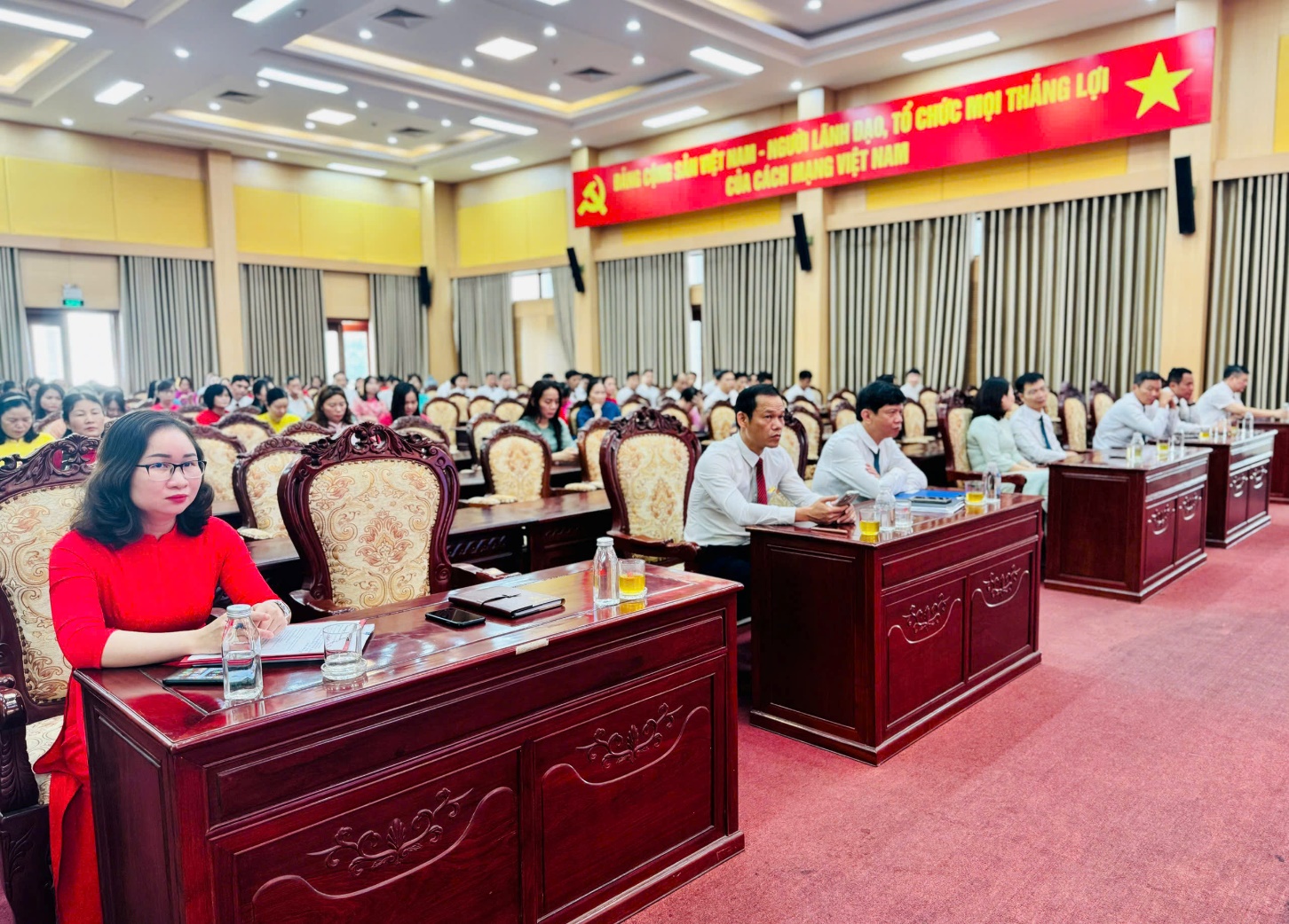 UBND xã Hoài Đức công bố các Quyết định tiếp nhận, bổ nhiệm, bố trí công tác cho cán bộ, công chức, viên chức, người lao động các cơ quan- Ảnh 1.