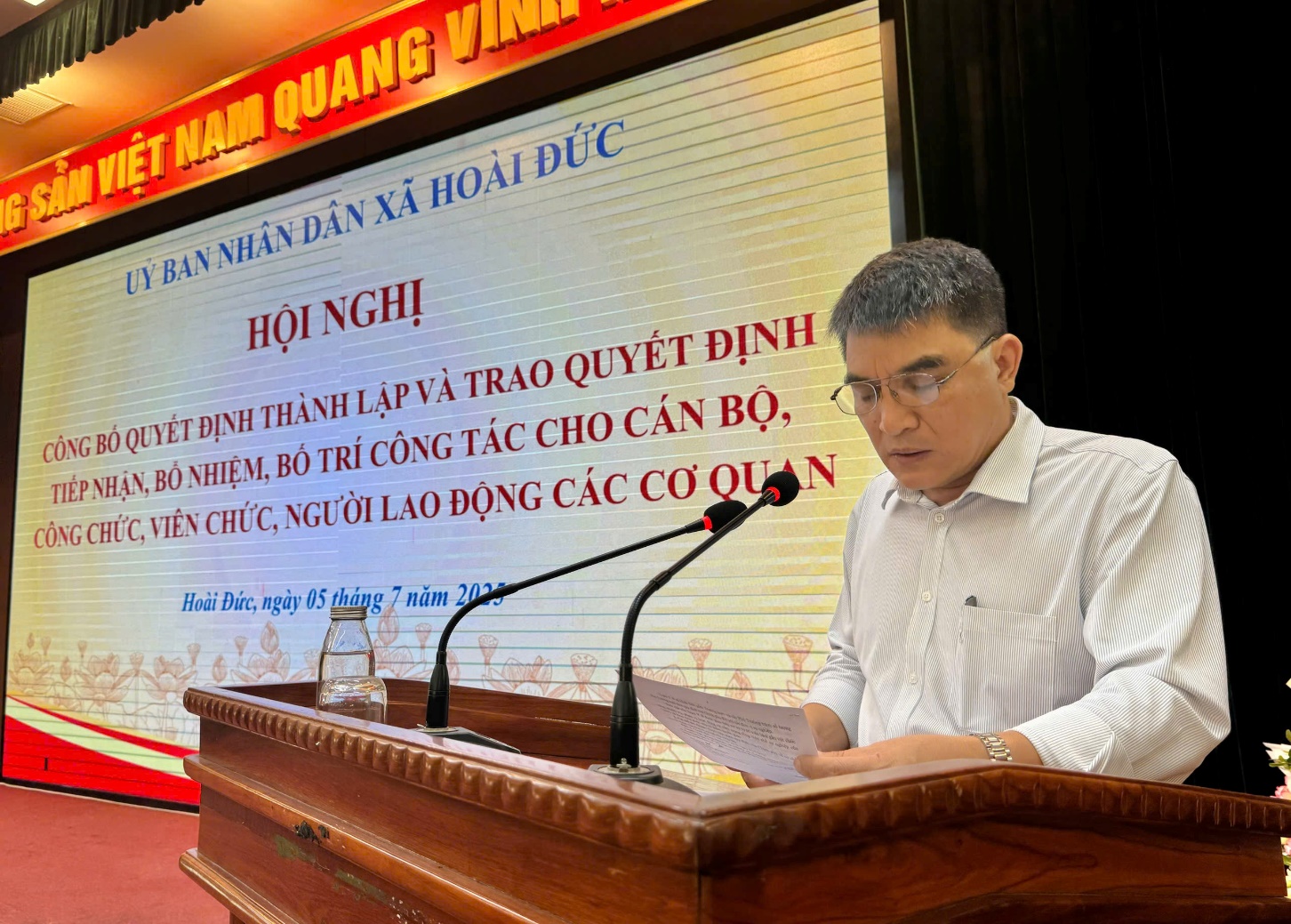UBND xã Hoài Đức công bố các Quyết định tiếp nhận, bổ nhiệm, bố trí công tác cho cán bộ, công chức, viên chức, người lao động các cơ quan- Ảnh 2.