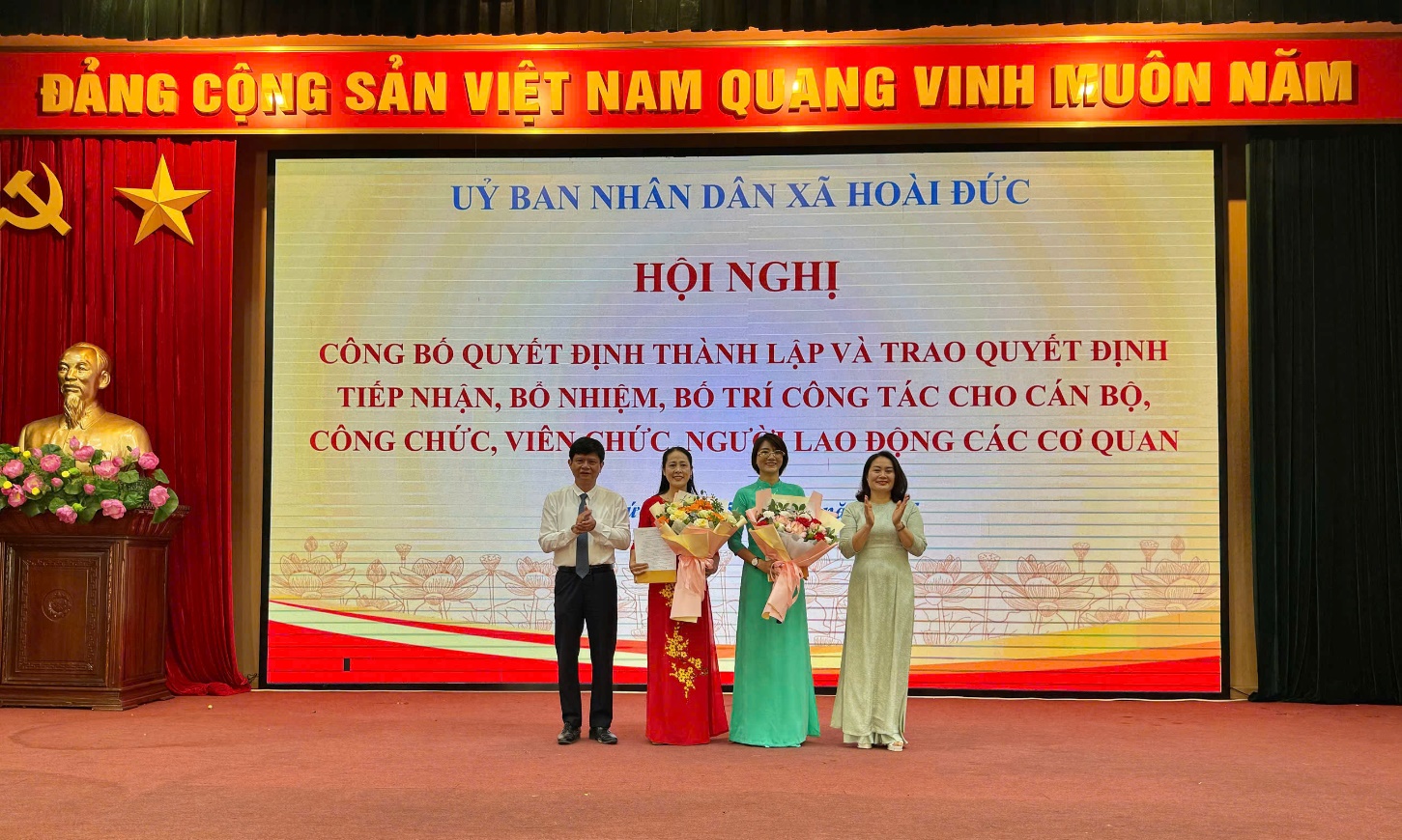 UBND xã Hoài Đức công bố các Quyết định tiếp nhận, bổ nhiệm, bố trí công tác cho cán bộ, công chức, viên chức, người lao động các cơ quan- Ảnh 3.