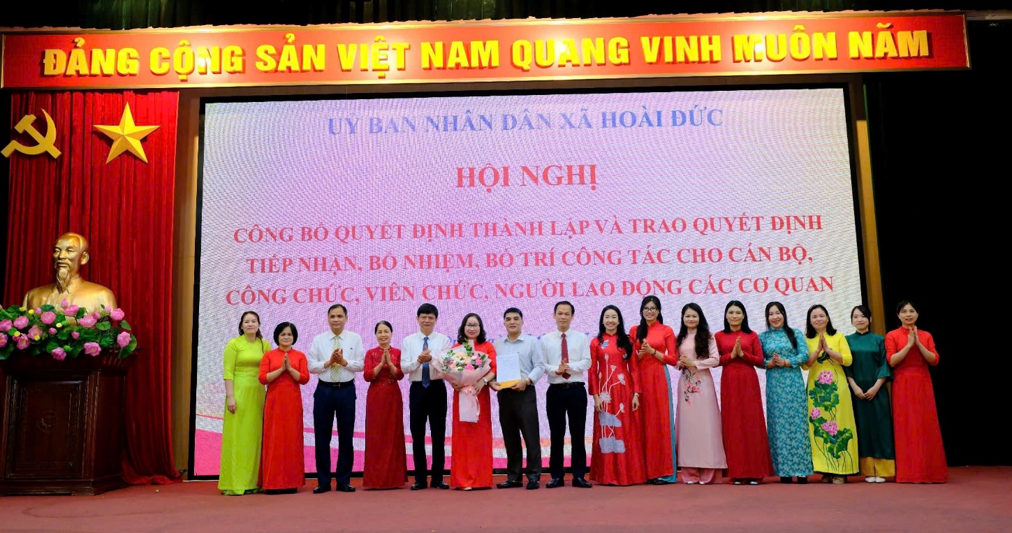 UBND xã Hoài Đức công bố các Quyết định tiếp nhận, bổ nhiệm, bố trí công tác cho cán bộ, công chức, viên chức, người lao động các cơ quan- Ảnh 6.
