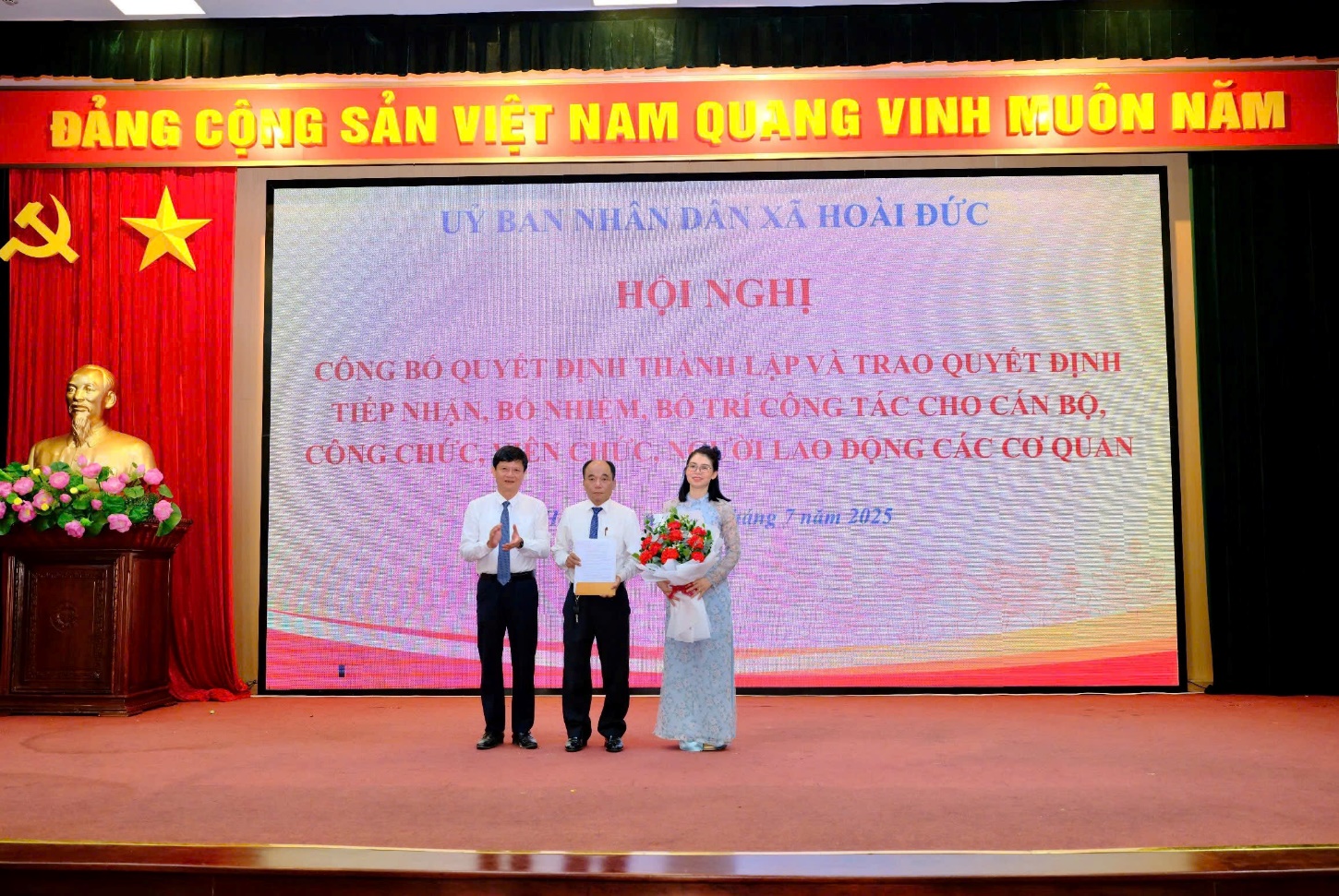 UBND xã Hoài Đức công bố các Quyết định tiếp nhận, bổ nhiệm, bố trí công tác cho cán bộ, công chức, viên chức, người lao động các cơ quan- Ảnh 8.