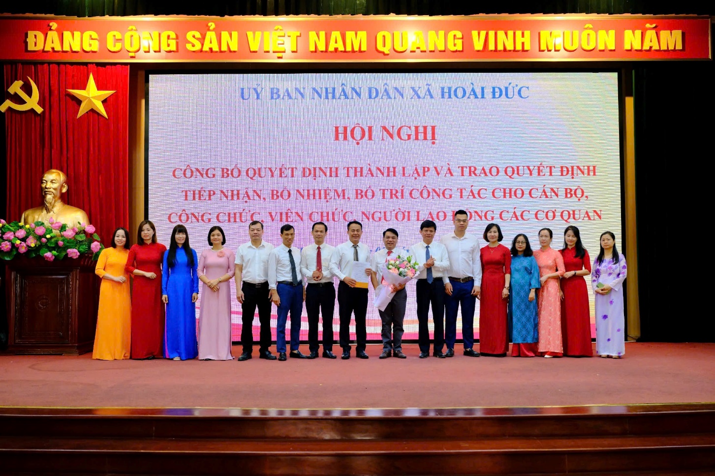 UBND xã Hoài Đức công bố các Quyết định tiếp nhận, bổ nhiệm, bố trí công tác cho cán bộ, công chức, viên chức, người lao động các cơ quan- Ảnh 10.
