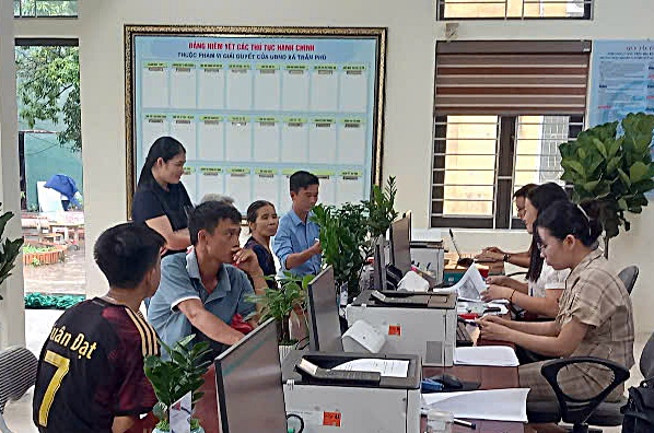 Trong tuần đầu làm việc, Điểm phục vụ hành chính công xã Trần Phú đã tiếp trên 500 lượt công dân đến để giải quyết các thủ tục hành chính- Ảnh 1.