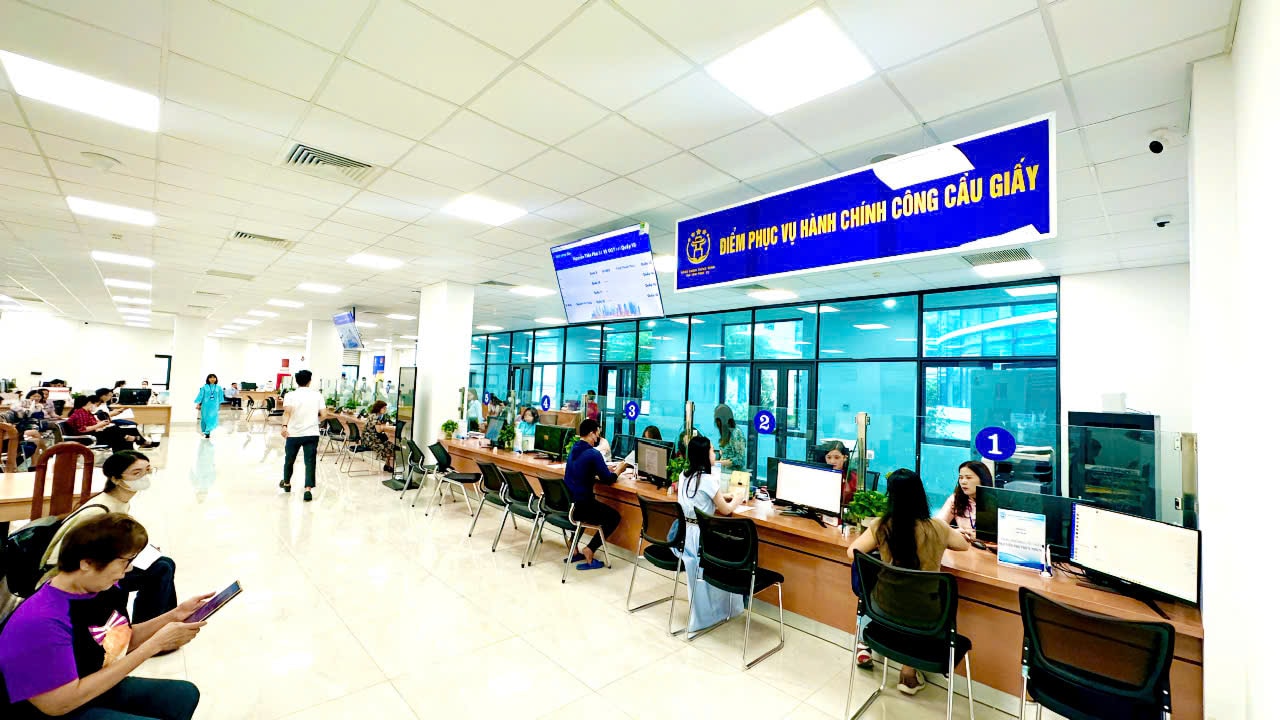 Ngày làm việc đầu tiên tại Điểm tiếp nhận, phục vụ hành chính công phường Cầu Giấy- Ảnh 1.