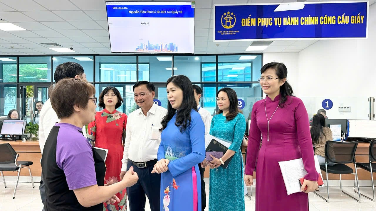 Ngày làm việc đầu tiên tại Điểm tiếp nhận, phục vụ hành chính công phường Cầu Giấy- Ảnh 2.