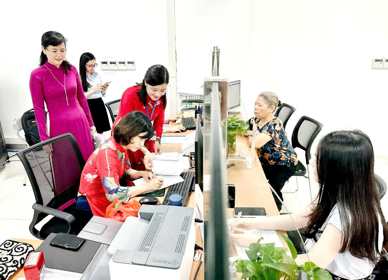 Ngày làm việc đầu tiên tại Điểm tiếp nhận, phục vụ hành chính công phường Cầu Giấy- Ảnh 3.