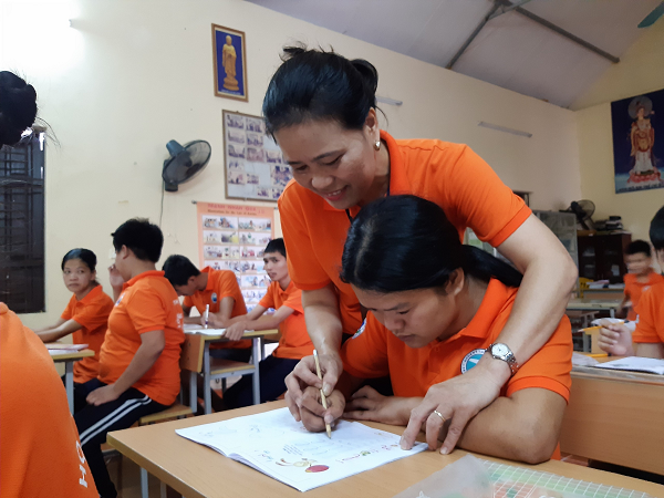 Người phụ nữ hơn một thập kỷ dành trọn yêu thương cho trẻ em khuyết tật- Ảnh 1.