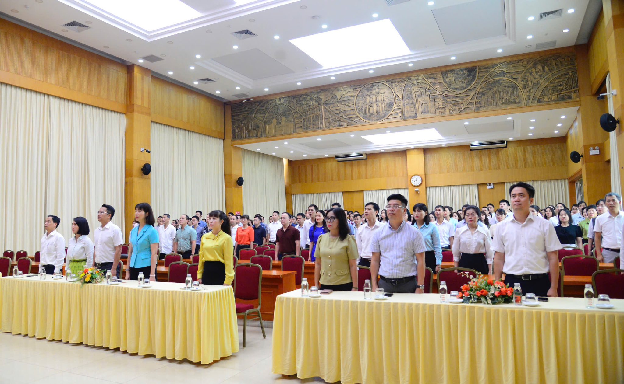 Lễ chào cờ đầu tiên tại Đảng ủy - HĐND- UBND phường Hoàn Kiếm- Ảnh 1.