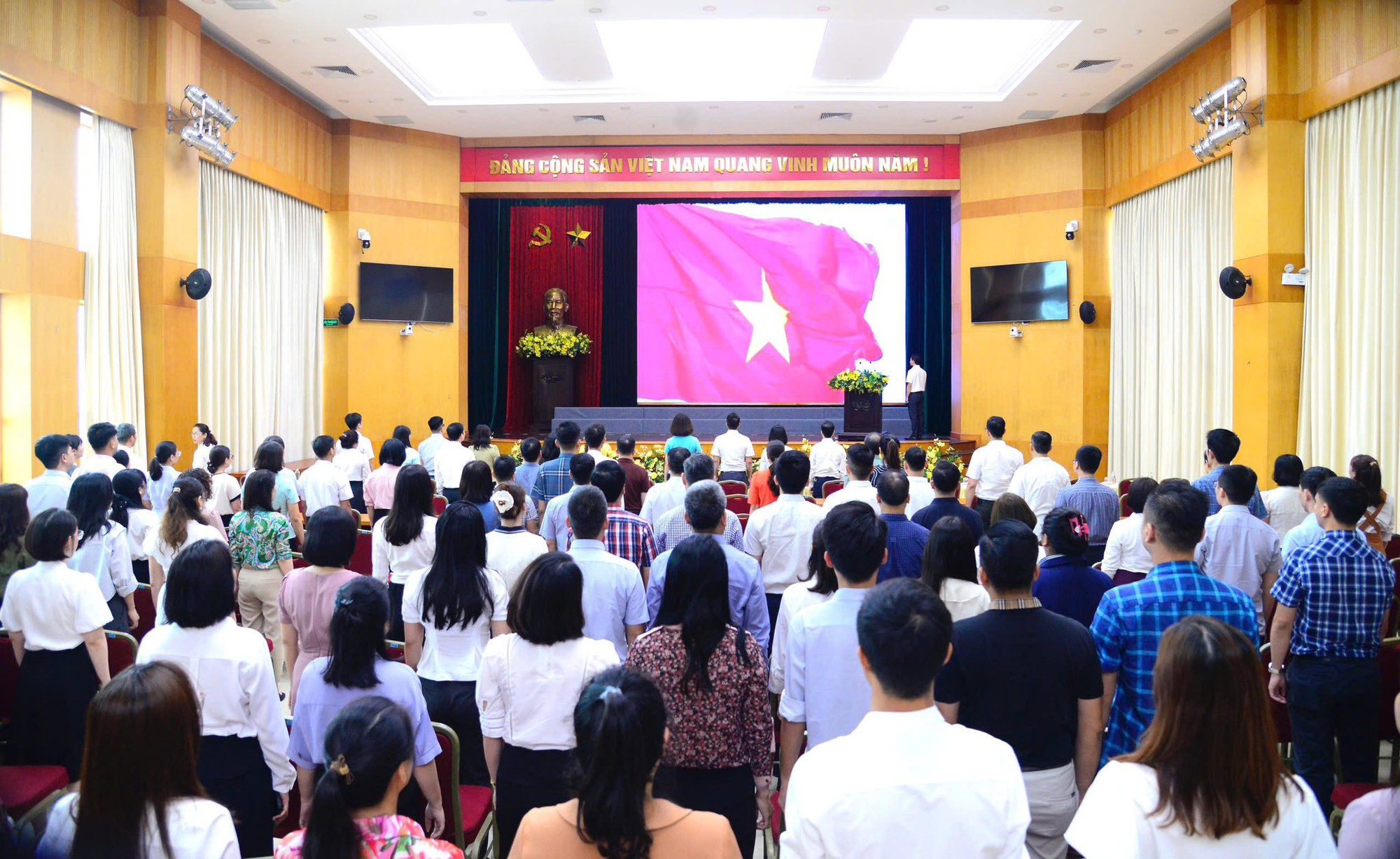Lễ chào cờ đầu tiên tại Đảng ủy - HĐND- UBND phường Hoàn Kiếm- Ảnh 2.