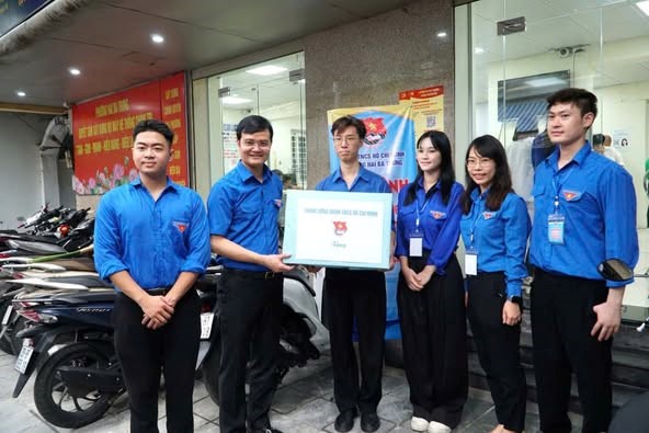 Bí thư thứ nhất TW Đoàn đến thăm, tặng quà cho Đội Thanh niên tình nguyện hỗ trợ người dân làm thủ tục hành chính công.- Ảnh 4.