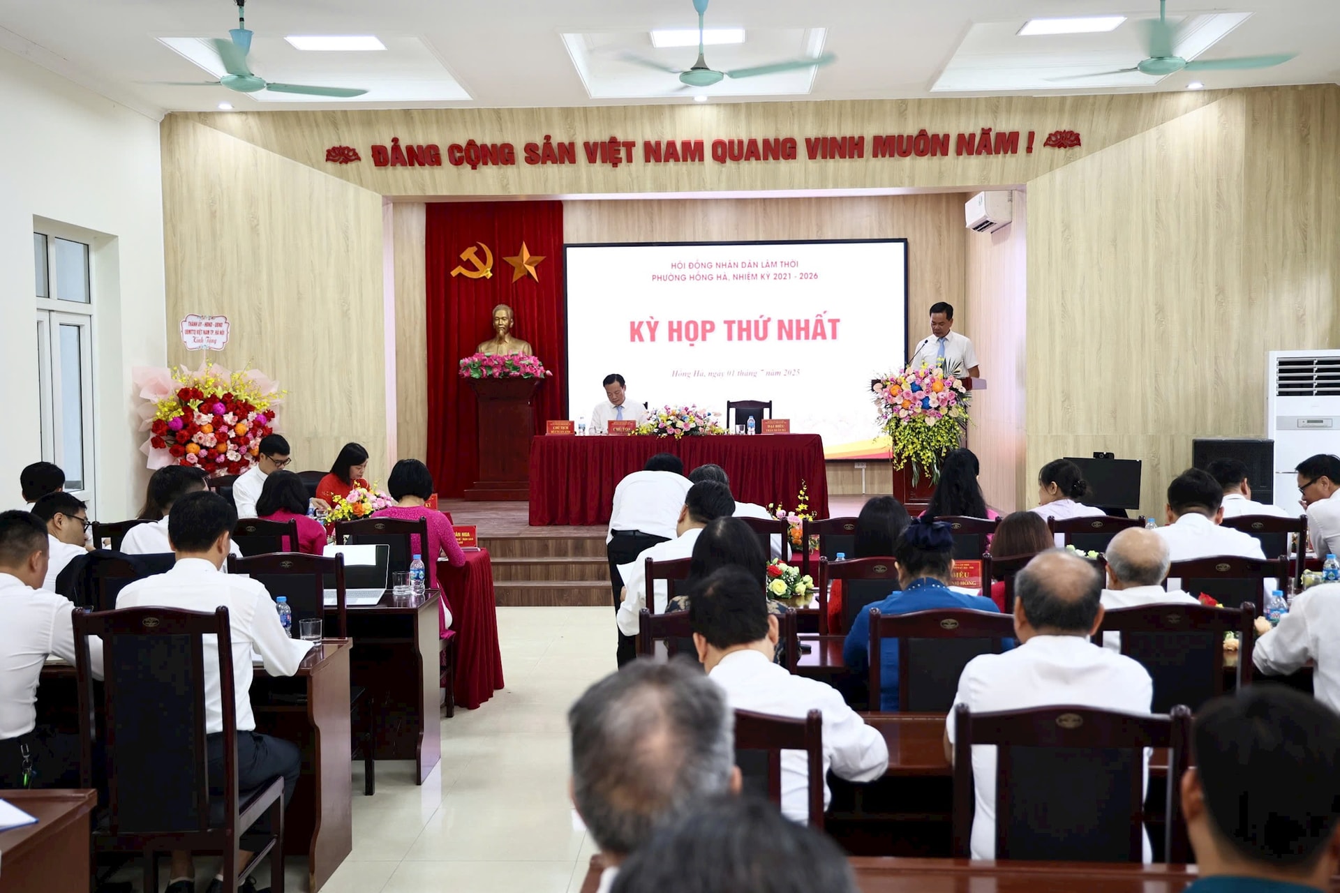Phường Hồng Hà: Mỗi cán bộ phải là một “người phục vụ tận tâm”- Ảnh 3.