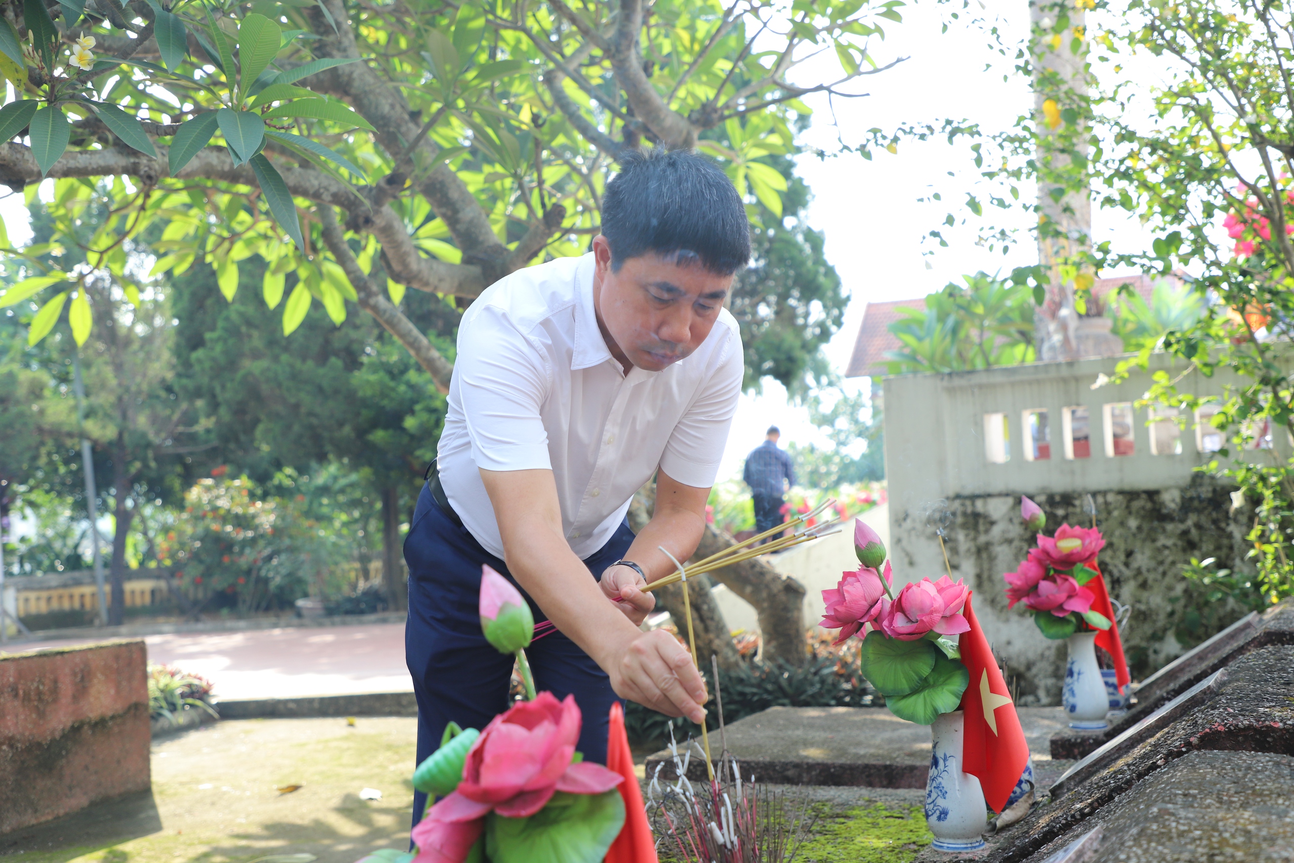 Lãnh đạo xã Yên Xuân dâng hương tưởng niệm các anh hùng liệt sĩ- Ảnh 2.
