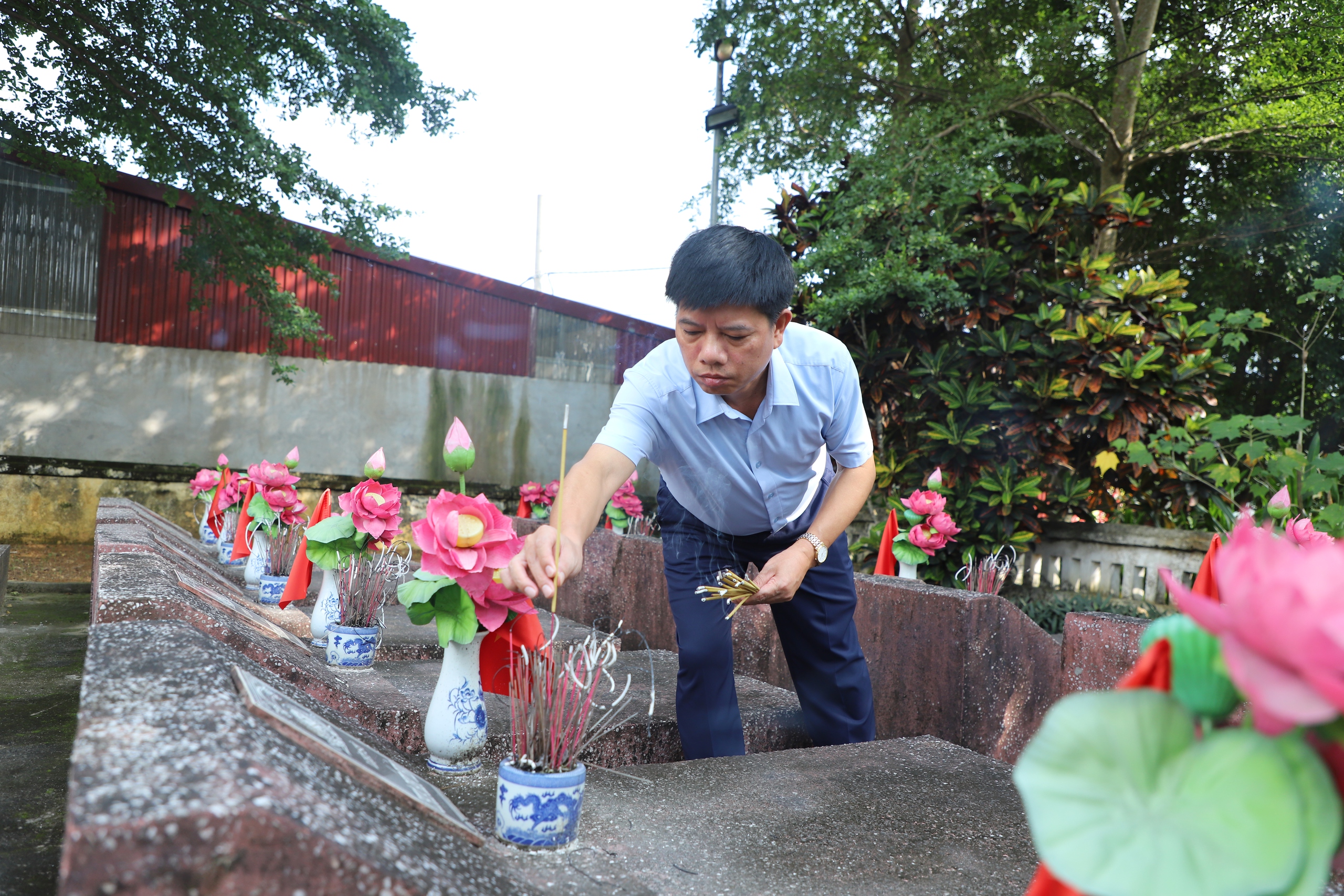 Lãnh đạo xã Yên Xuân dâng hương tưởng niệm các anh hùng liệt sĩ- Ảnh 4.