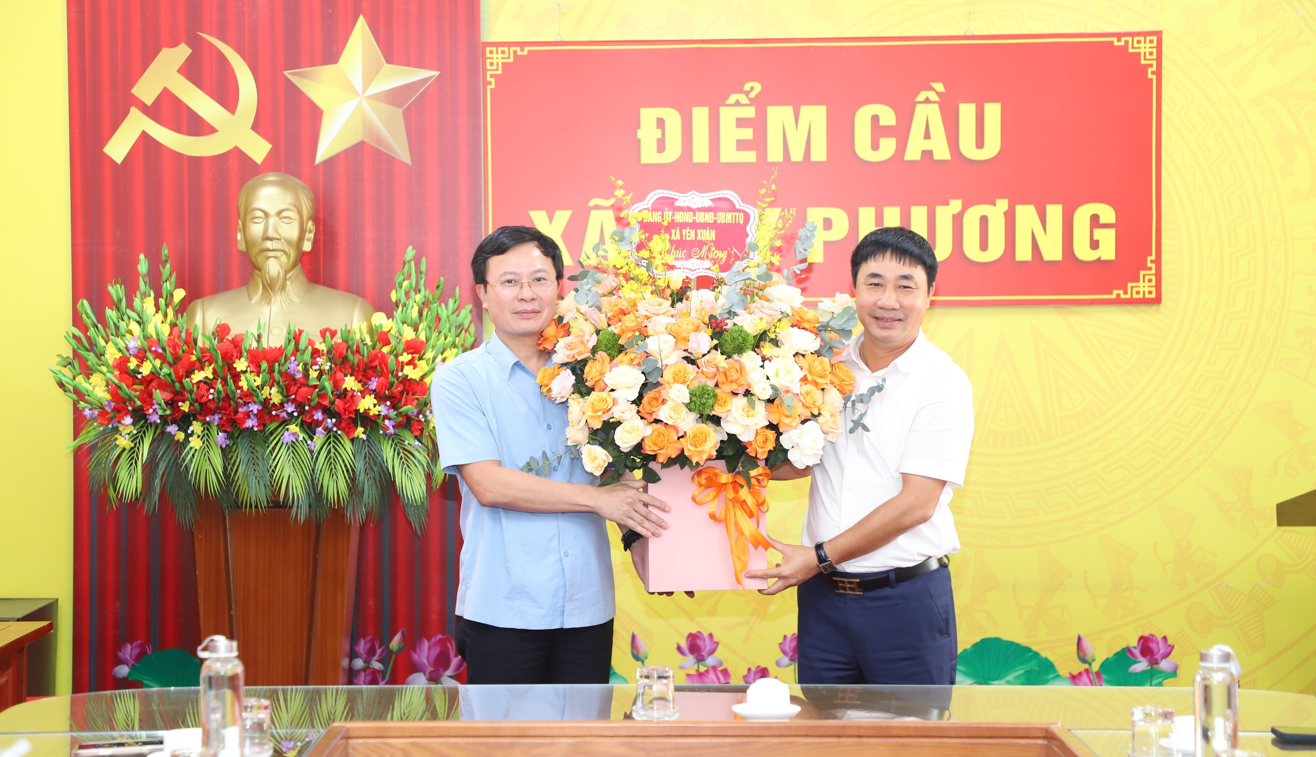 Lãnh đạo xã Yên Xuân thăm, chúc mừng các xã mới- Ảnh 2.