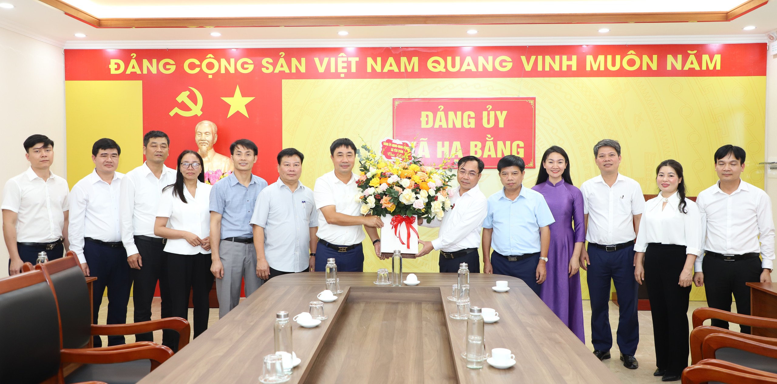Lãnh đạo xã Yên Xuân thăm, chúc mừng các xã mới Lãnh đạo xã Yên Xuân thăm, chúc mừng các xã mới